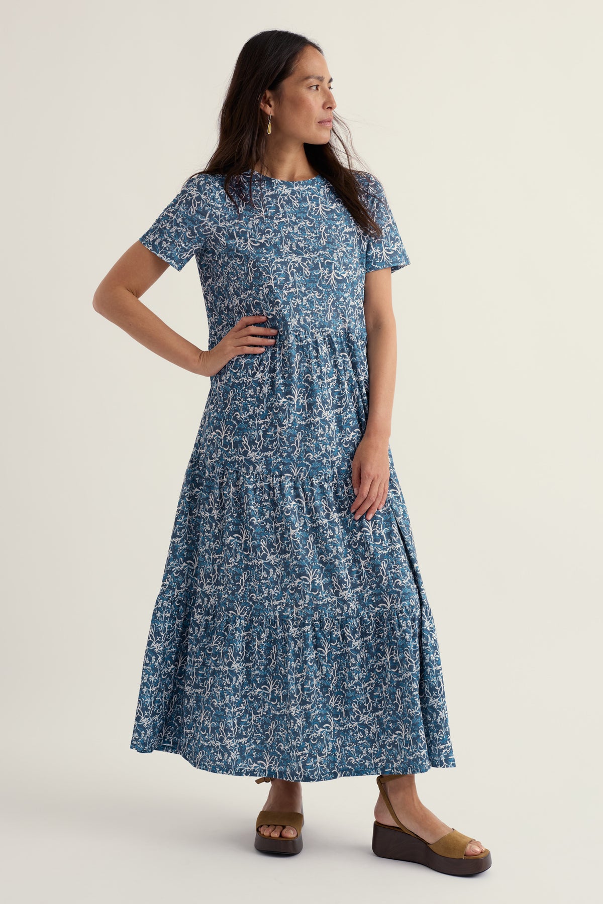 Kurzarmkleid mit Line-Strokes-Print aus GOTS-zertifiziertem Bio-Baumwolljersey