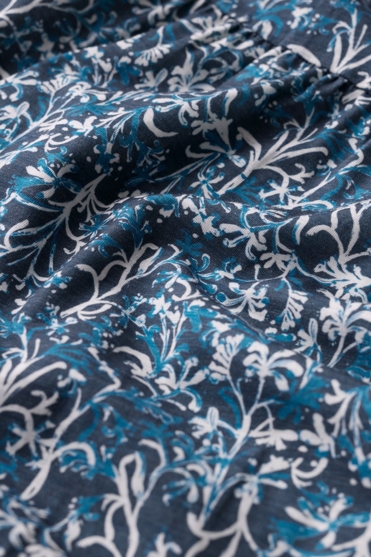 Kurzarmkleid mit Line-Strokes-Print aus GOTS-zertifiziertem Bio-Baumwolljersey