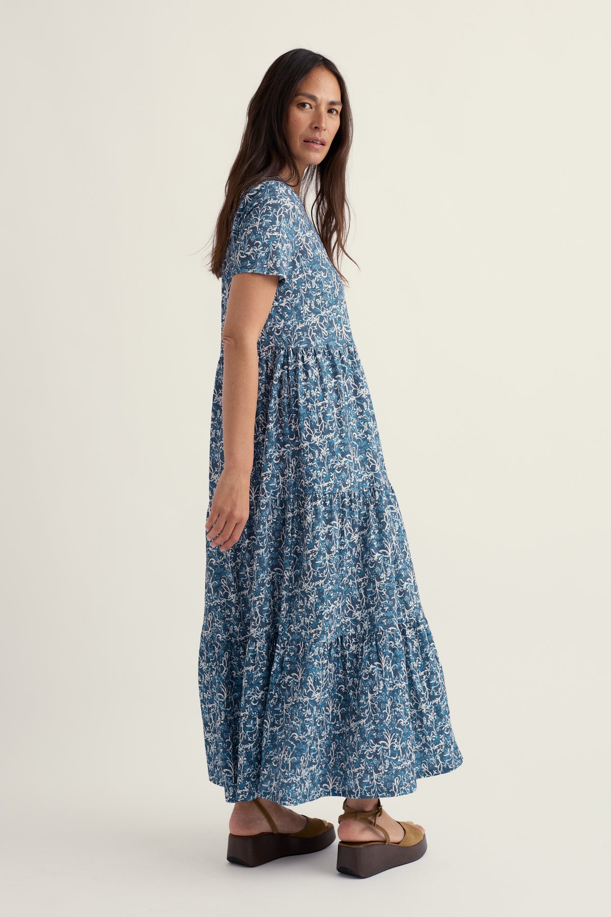 Kurzarmkleid mit Line-Strokes-Print aus GOTS-zertifiziertem Bio-Baumwolljersey